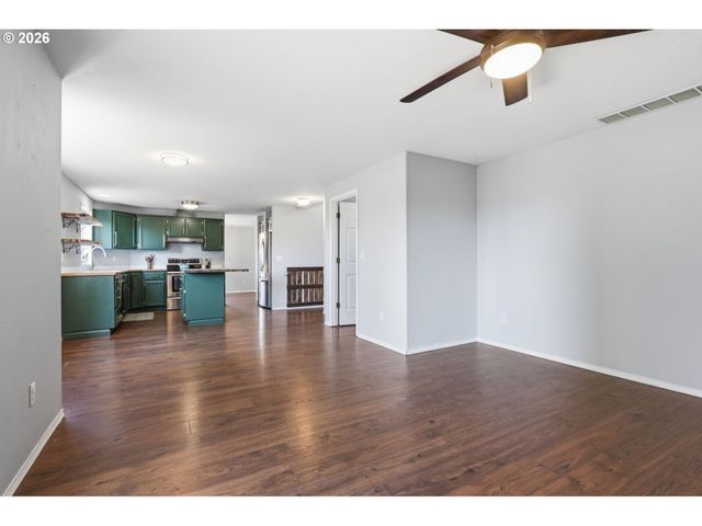 728 E HERITAGE Loop, La Center, WA 98629