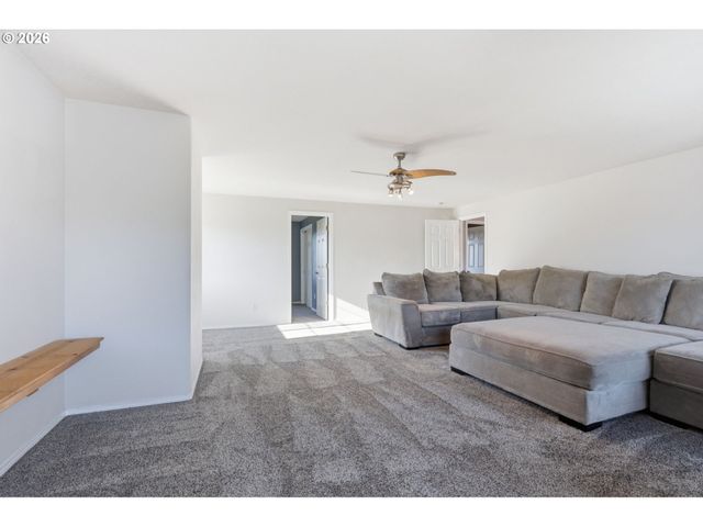 728 E HERITAGE Loop, La Center, WA 98629