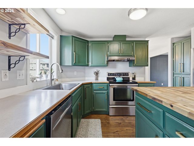 728 E HERITAGE Loop, La Center, WA 98629