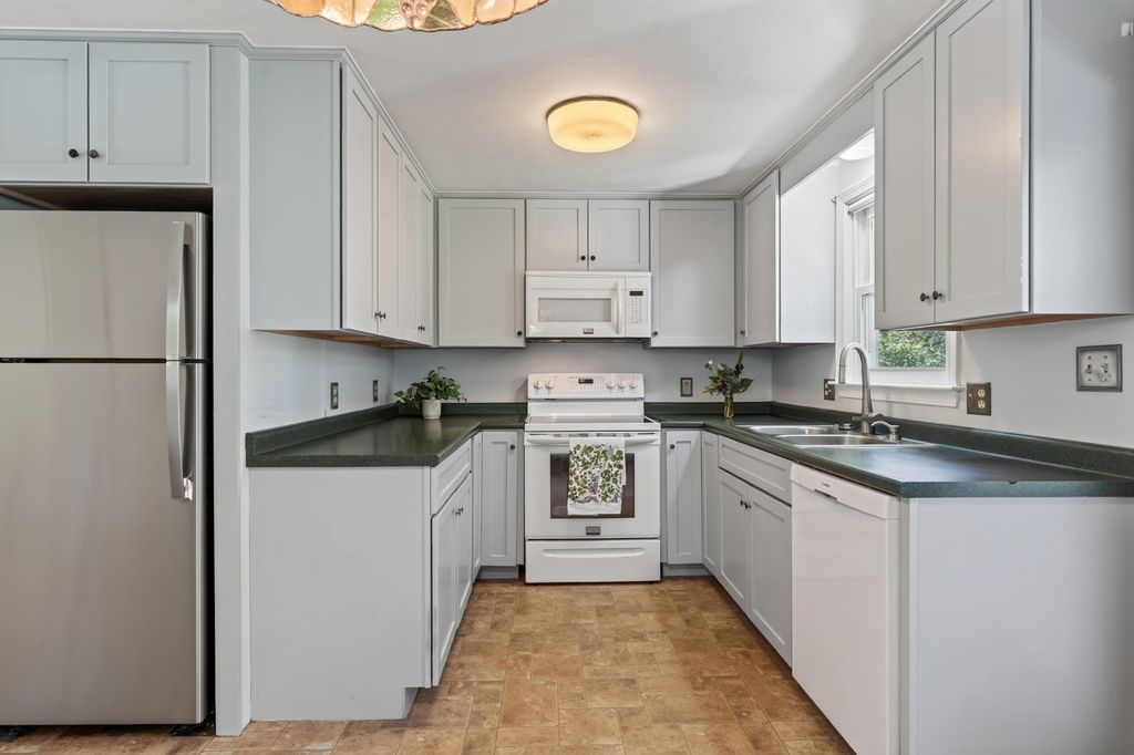 19 Ellen Circle, Yarmouth, ME 04096 — photo 3