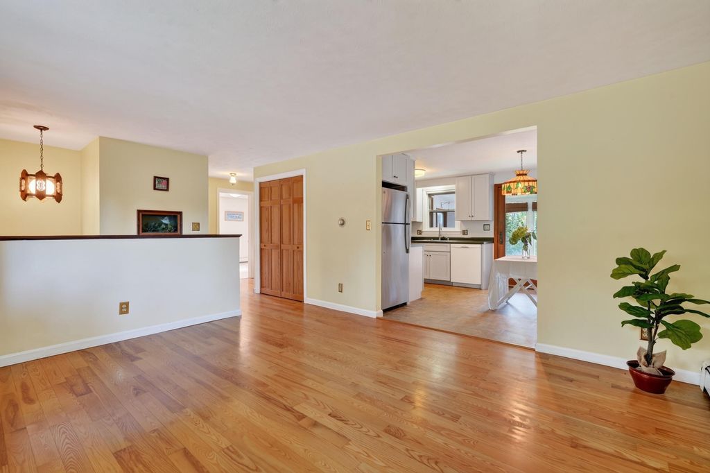19 Ellen Circle, Yarmouth, ME 04096 — photo 4