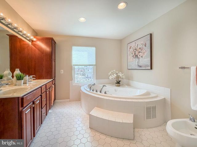 838 GINA DR, Philadelphia, PA 19115