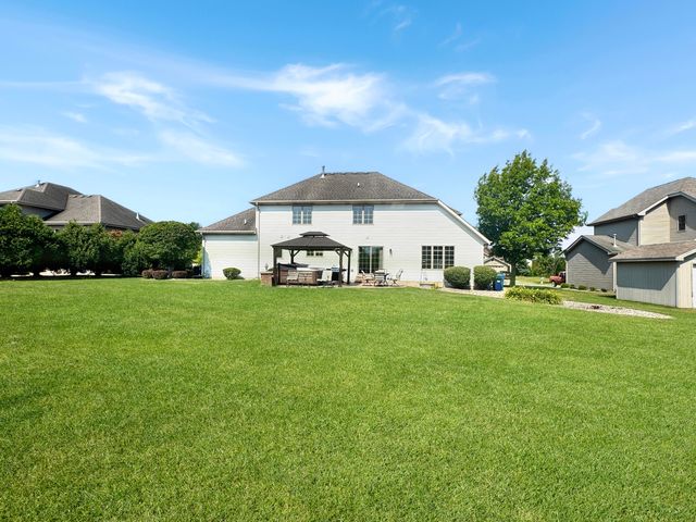 8185 Hawthorne Drive, St. John, IN 46373