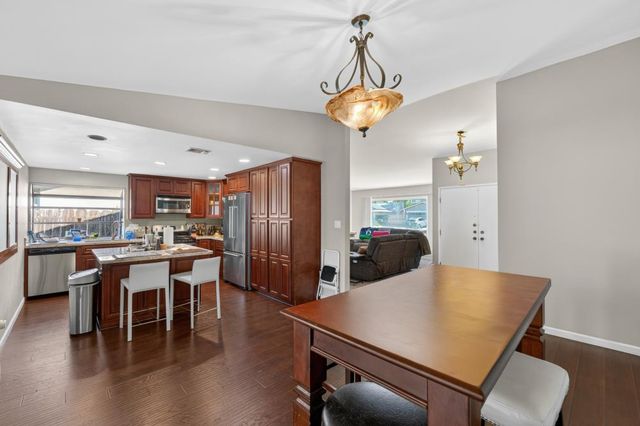 2612 Stonehaven Dr, Sacramento, CA 95827