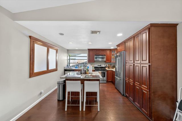 2612 Stonehaven Dr, Sacramento, CA 95827