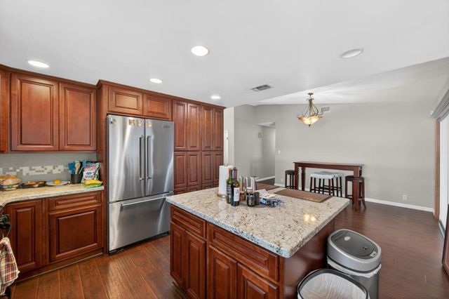 2612 Stonehaven Dr, Sacramento, CA 95827