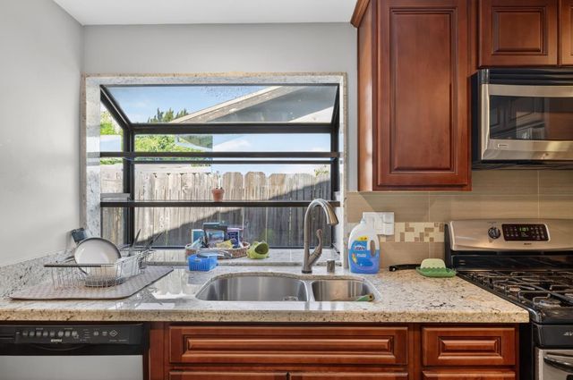 2612 Stonehaven Dr, Sacramento, CA 95827