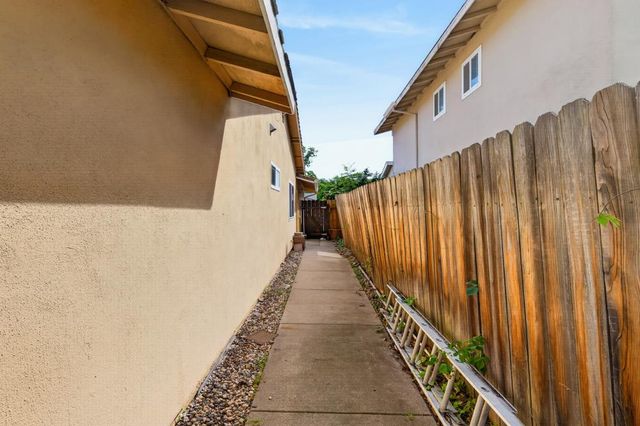 2612 Stonehaven Dr, Sacramento, CA 95827