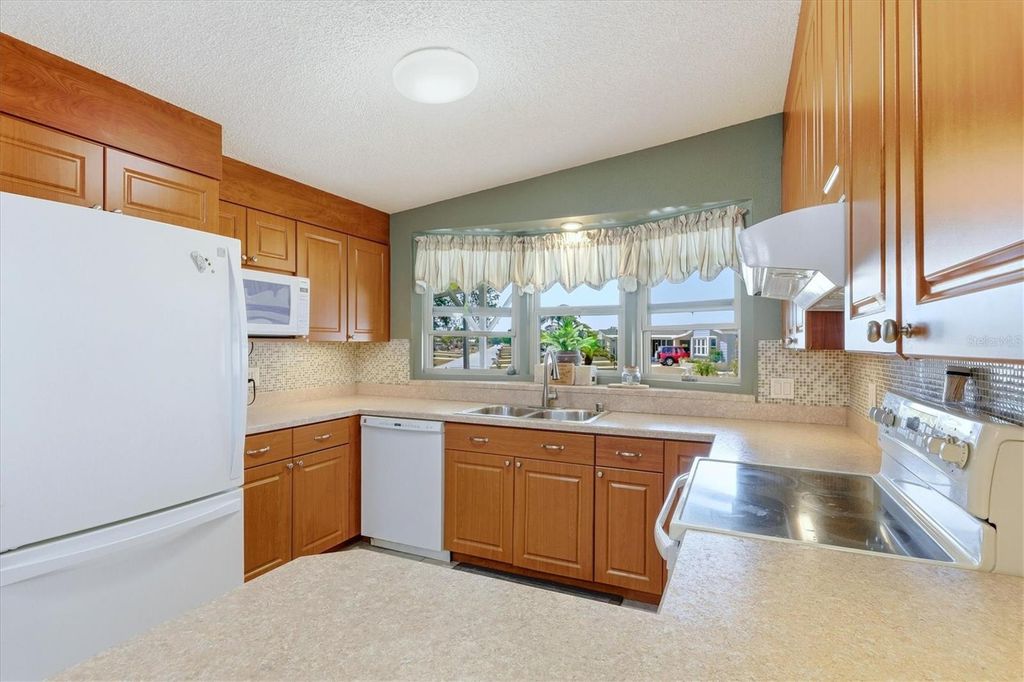 Image 14 of property listing at 6222 FALCON DRIVE, Englewood, FL 34224