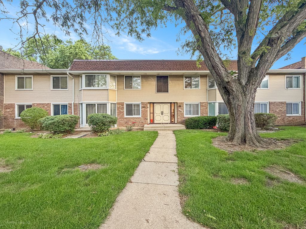 3008 Roberts Drive 1, Woodridge, IL 60517