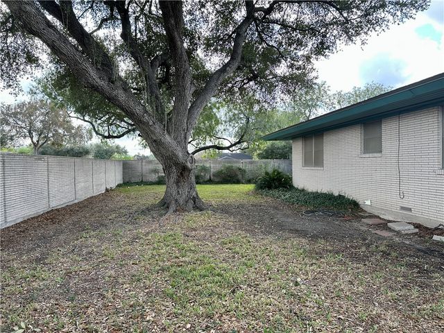 101 Ashburn Ave, Robstown, TX 78380