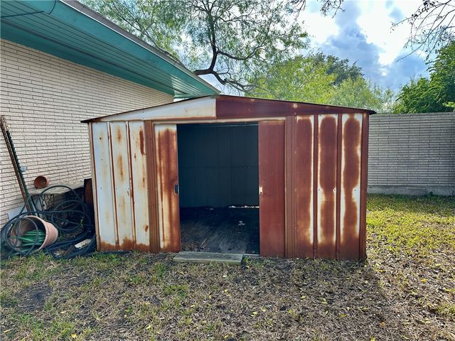 101 Ashburn Ave, Robstown, TX 78380