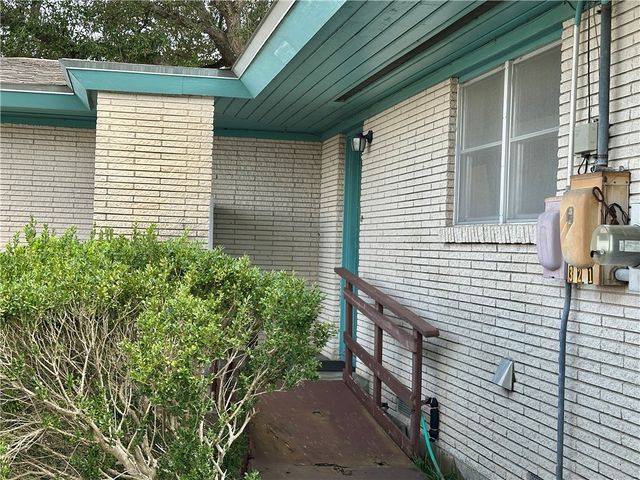 101 Ashburn Ave, Robstown, TX 78380