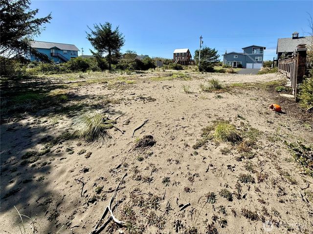 578 Sand Dune Avenue SW, Ocean Shores, WA 98569
