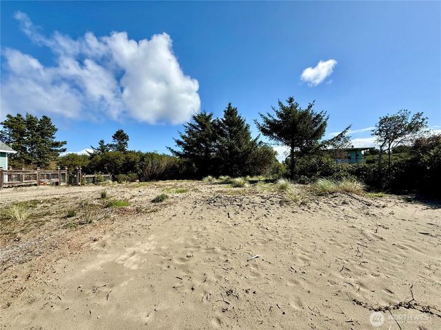 578 Sand Dune Avenue SW, Ocean Shores, WA 98569