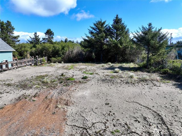 578 Sand Dune Avenue SW, Ocean Shores, WA 98569