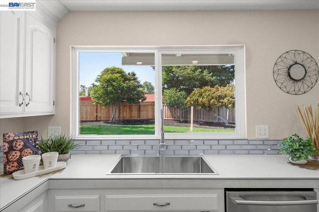 5613 Abington Ct, Newark, CA 94560