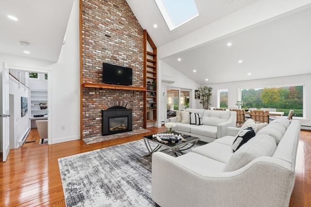 6 Lynbrook Rd, Southborough, MA 01772