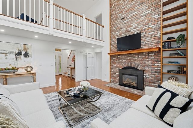 6 Lynbrook Rd, Southborough, MA 01772