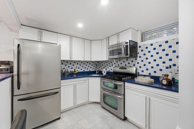 6 Lynbrook Rd, Southborough, MA 01772