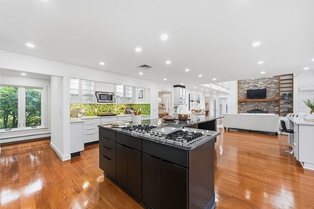 6 Lynbrook Rd, Southborough, MA 01772