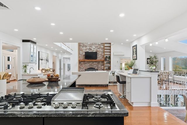 6 Lynbrook Rd, Southborough, MA 01772