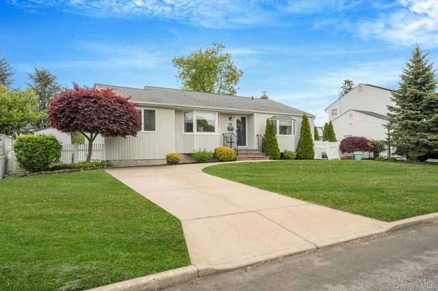 29 Franklin Street, Islip, NY 11751