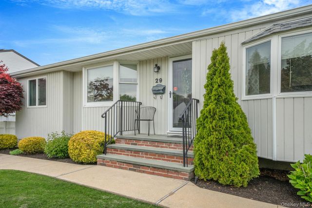 29 Franklin Street, Islip, NY 11751