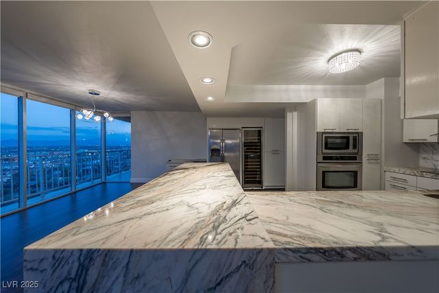 3111 Bel Air Drive 18F, Las Vegas, NV 89109