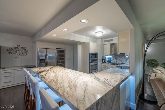 3111 Bel Air Drive 18F, Las Vegas, NV 89109