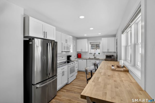 22 Woodlawn Avenue, Waterford, CT 06385