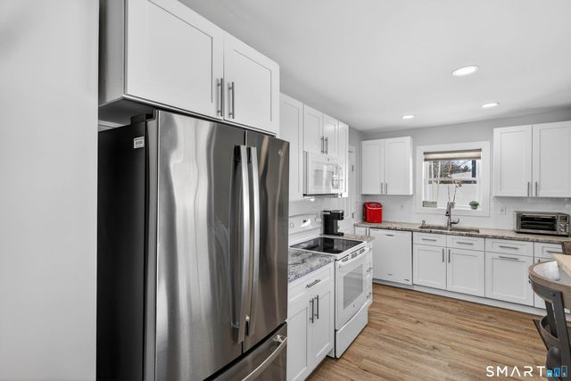 22 Woodlawn Avenue, Waterford, CT 06385