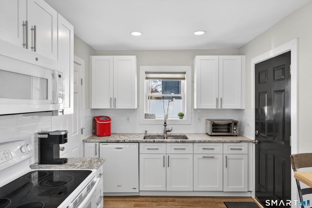 22 Woodlawn Avenue, Waterford, CT 06385