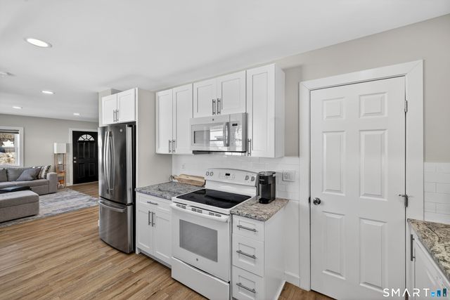 22 Woodlawn Avenue, Waterford, CT 06385