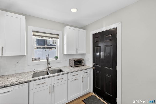 22 Woodlawn Avenue, Waterford, CT 06385