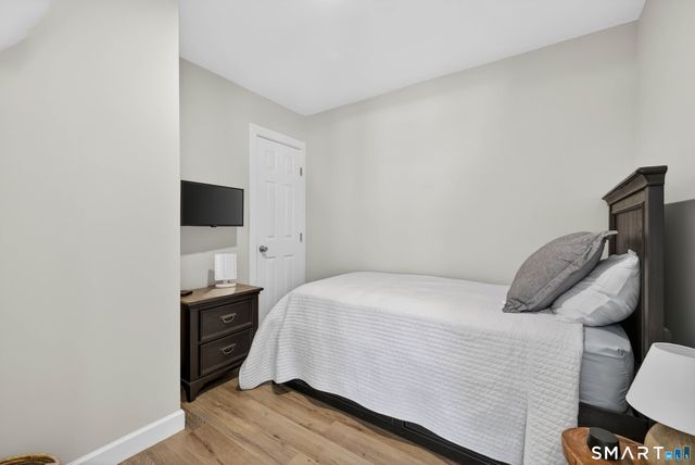 22 Woodlawn Avenue, Waterford, CT 06385