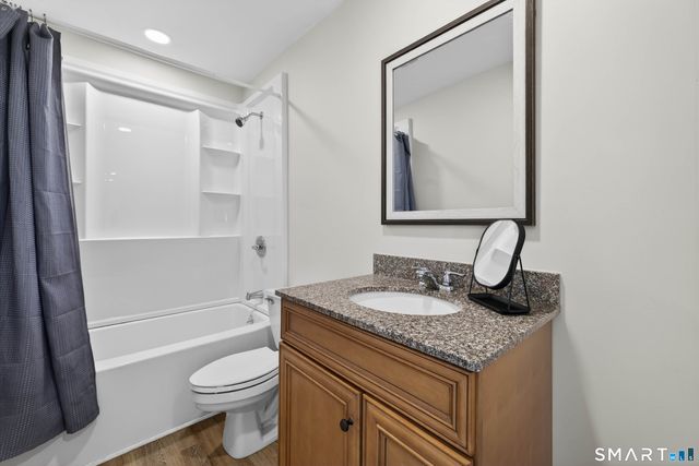 22 Woodlawn Avenue, Waterford, CT 06385