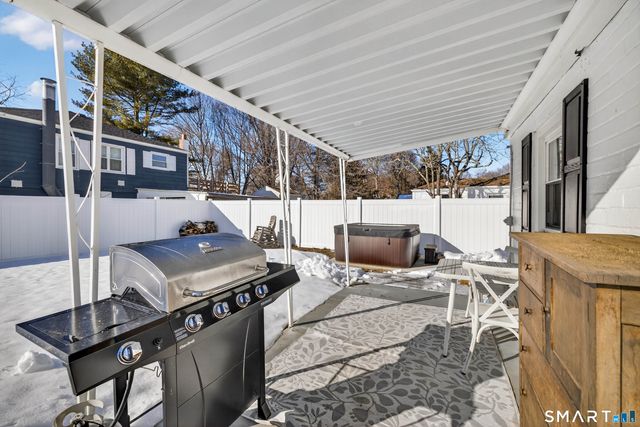 22 Woodlawn Avenue, Waterford, CT 06385