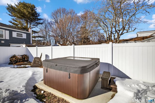 22 Woodlawn Avenue, Waterford, CT 06385