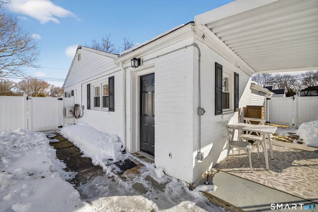 22 Woodlawn Avenue, Waterford, CT 06385