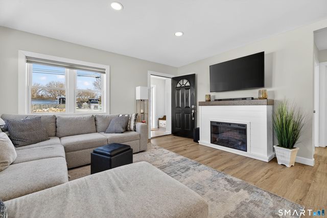 22 Woodlawn Avenue, Waterford, CT 06385