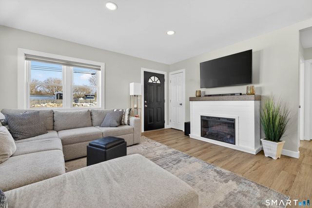 22 Woodlawn Avenue, Waterford, CT 06385