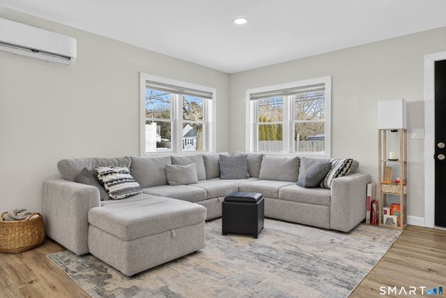 22 Woodlawn Avenue, Waterford, CT 06385