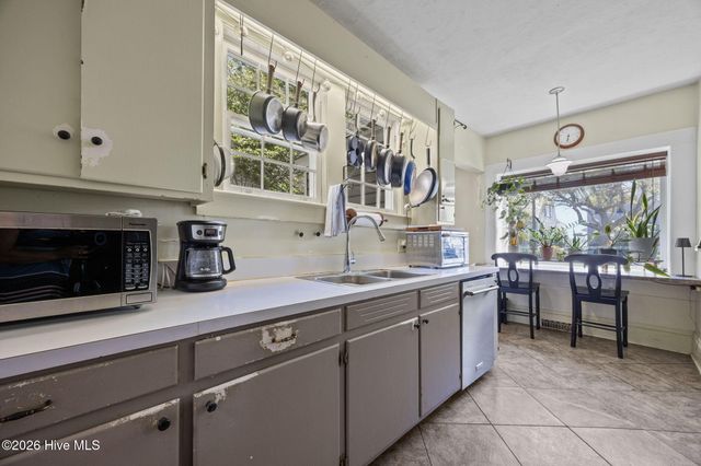 2812 Evans Street, Morehead City, NC 28557