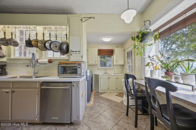 2812 Evans Street, Morehead City, NC 28557