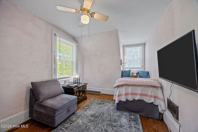 2812 Evans Street, Morehead City, NC 28557