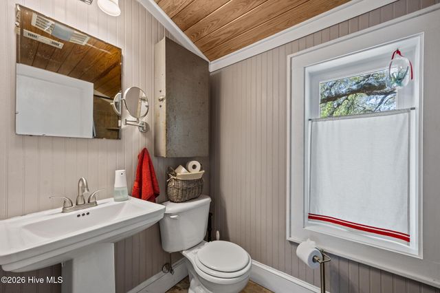 2812 Evans Street, Morehead City, NC 28557