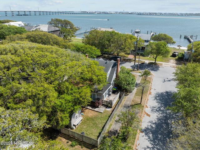 2812 Evans Street, Morehead City, NC 28557