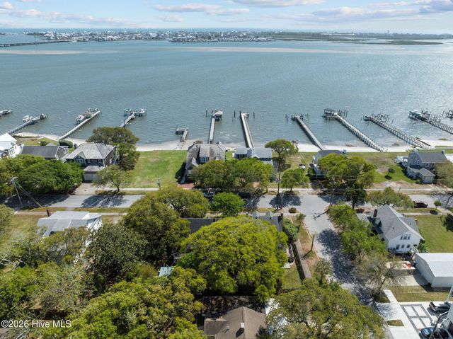 2812 Evans Street, Morehead City, NC 28557
