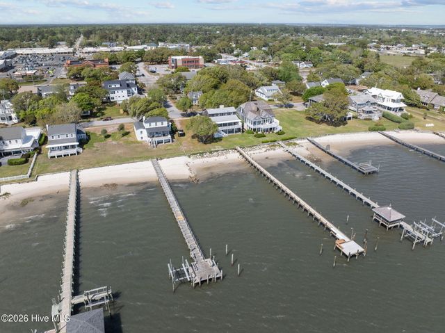 2812 Evans Street, Morehead City, NC 28557